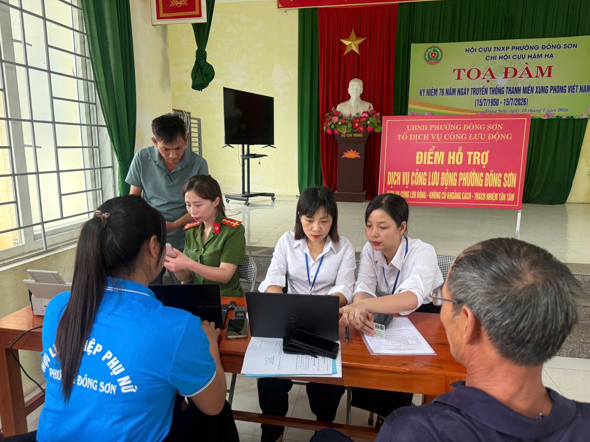 Điểm hỗ trợ dịch vụ công lưu động cho người dân tại thôn Hàm Hạ